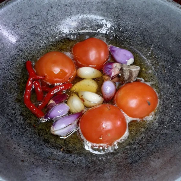 Panaskan minyak, lalu goreng bawang merah, bawang putih, cabe, tomat dan terasi hingga matang.