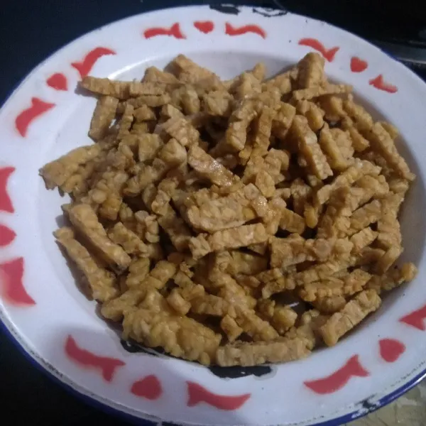 Goreng tempe sampai agak kering.