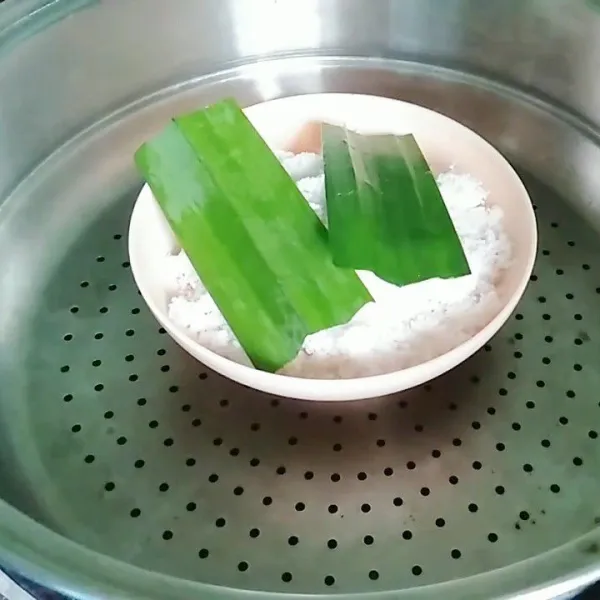 Kukus kelapa parut yang sudah diberi garam dengan daun pandan ± 10 menit