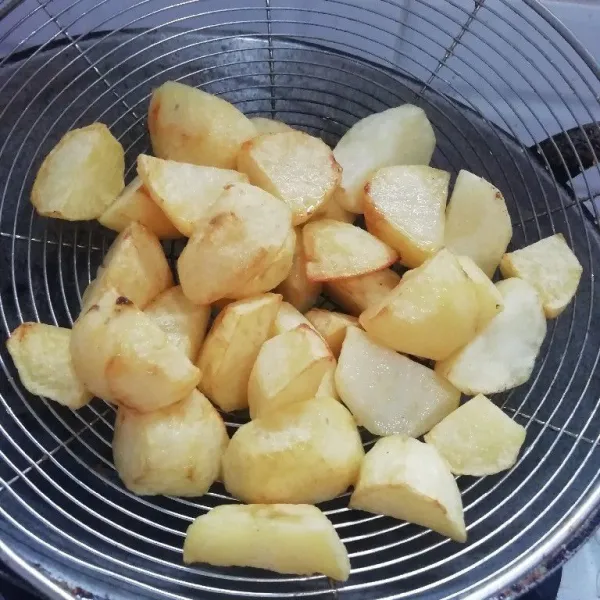 Goreng hingga matang dan kuning keemasan seperti ini.