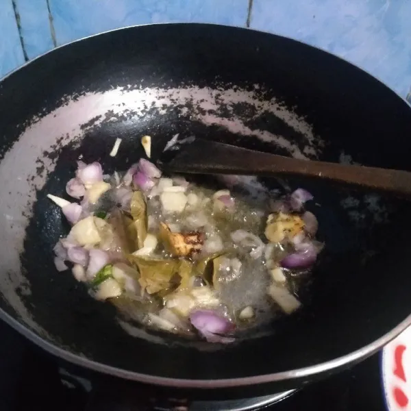 Tumis bawang merah, putih, lengkuas dan daun salam sampai harum.