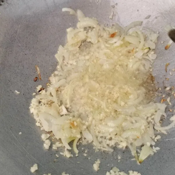 Panaskan minyak, tumis bawang bombay dan bawang putih hingga harum.