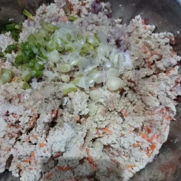 Siapkan wadah, campur semua tahu, bawang putih, garam, lad, kaldu bubuk daun bawang dan seledri. Aduk rata. Jangan lupa tes rasanya.