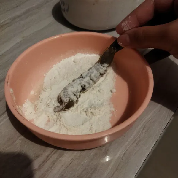 Balurkan ke tepung terigu kering.