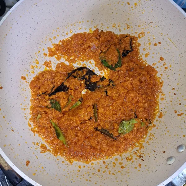 Tumis bumbu yang sudah dihaluskan lalu masukkan daun salam, daun jeruk, sereh, tumis sampai harum.
