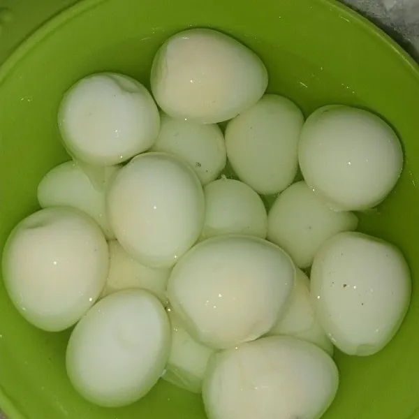 Rebus telur puyuh hingga matang kemudian kupas kulitnya sisihkan.