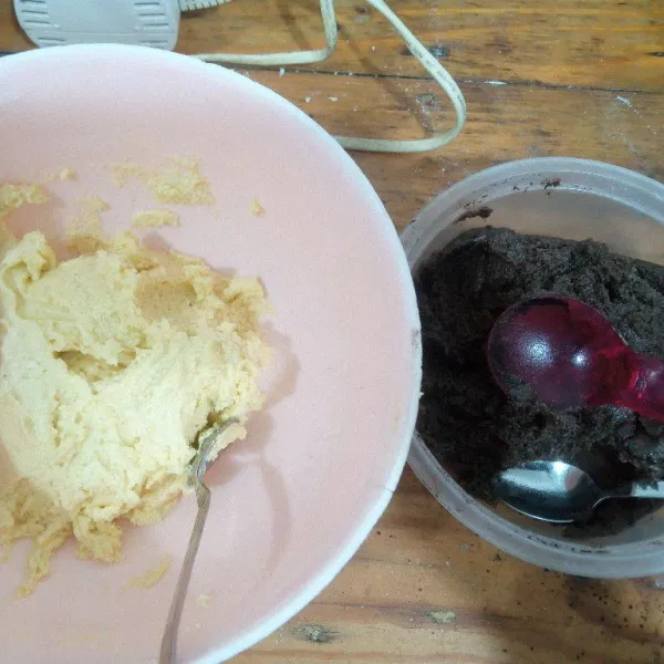 Siapkan piping bag atau cetakan kue kering dan spuit, serta adonan cokelat dan putih.