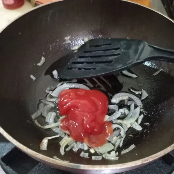 Masukkan saos tomat.