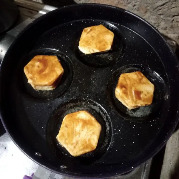 Beri teflon sedikit minyak wijen, kemudian panggang steak tempe hingga matang. Tiriskan.