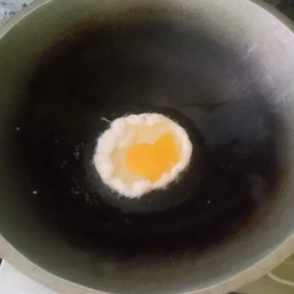 Panaskan minyak, masak telur ceplok dan beri sedikit garam.