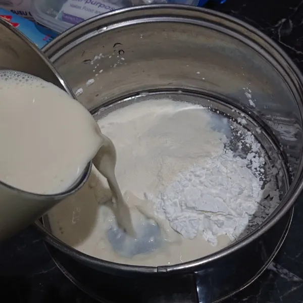 Dalam panci campur susu UHT, maizena, garam, fiber creme dan daun pandan. Aduk rata sebelum menyalakan kompor.