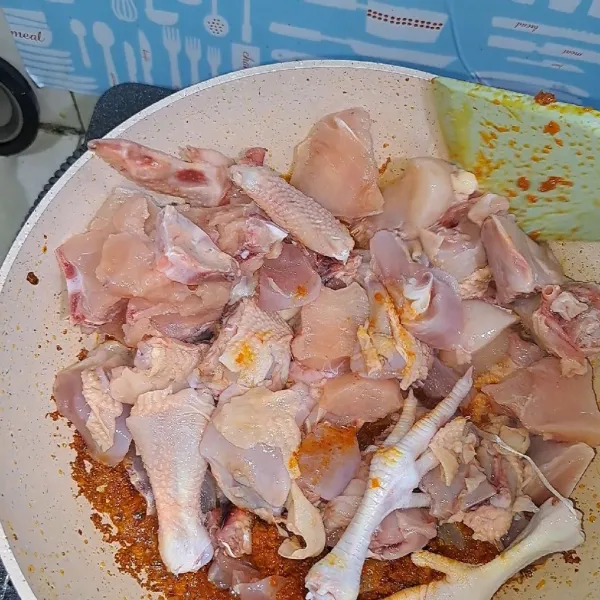 Setelah bumbu matang, masukkan ayam yang sudah dipotong kecil.
