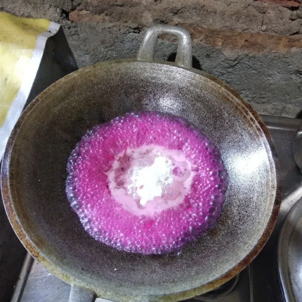 Untuk bahan sausnya, tumis bawang putih dan bawang bombay dengan minyak wijen hingga haru. Tambahkan buah naga dan air. Kemudian biarkan hingga mendidih. Setelah mendidih tambahkan bubuk krimer, saus olesan steak tempe, gula, garam, dan lada bubuk.