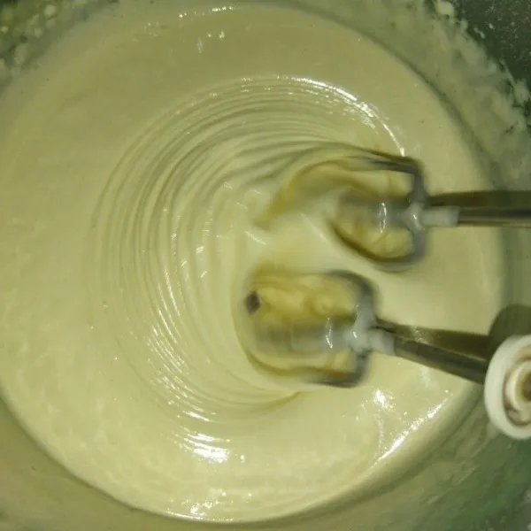 Mikser hingga adonan mengental dan putih sekitar 10 menit, lalu masukkan margarin cair, aduk rata dengan teknik aduk balik.