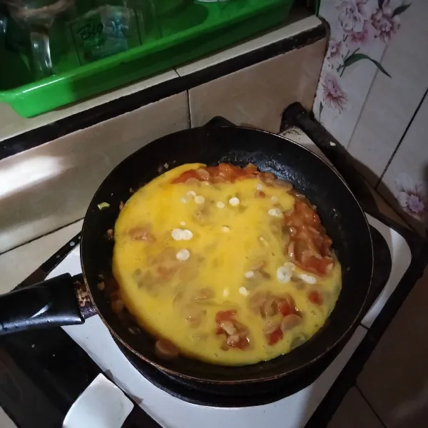 Masukkan kocokan telur, aduk rata dan masak hingga matang