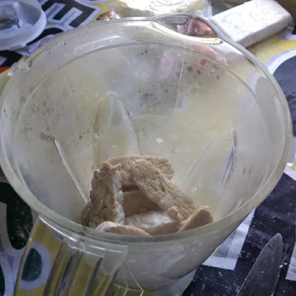 Blender telur, tempe kukus, tepung terigu, tepung maizena, gula, garam, bawang bombay dan bawang putih hingga halus. (Tambahkan sedikit air jika susah diblender).