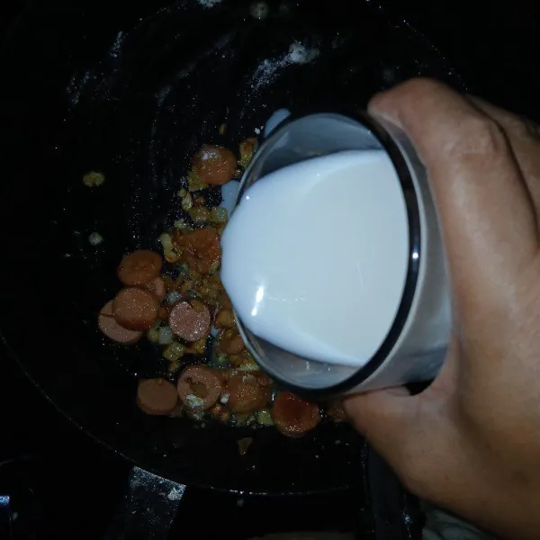 Tuang susu cair sedikit demi sedikit, sambil terus diaduk sampai rata. Bumbui dengan garam, gula dan kaldu jamur. Aduk rata.