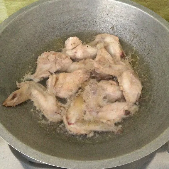 Rebus daging ayam hingga buihnya keluar. Angkat dan tiriskan.