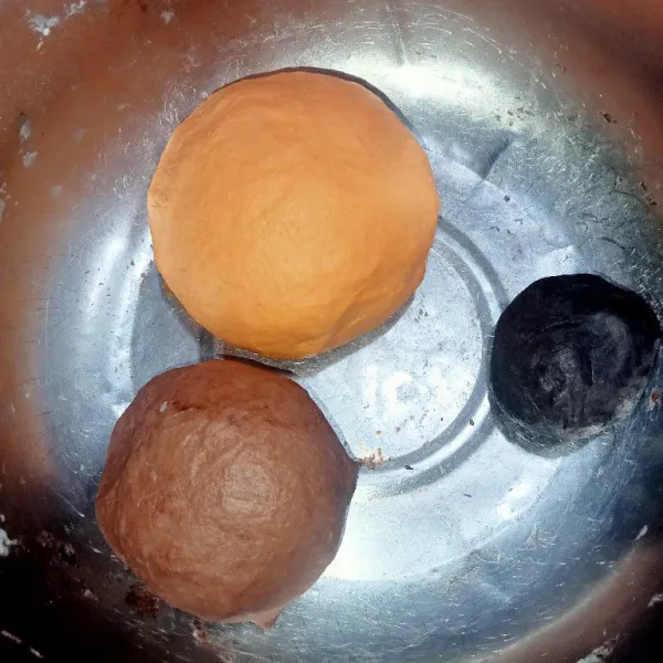 Bagi adonan menjadi tiga untuk bagian orange lebih banyak, bagian coklat dan hitam sesuaikan dengan kebutuhan (coklat untuk rambut,orange untuk wajah dan hitam untuk mata hidung) proofing 30 menit.