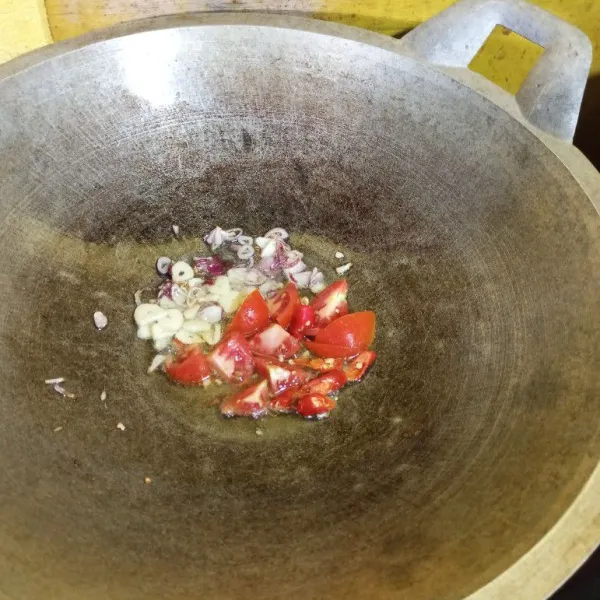 Lalu, tumis bawang putih, bawang merah, cabe serta tomat. Oseng-oseng hingga harum.