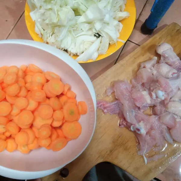 Cuci dan potong-potong wortel, buncis, kol, ayam. Rebus dan kupas telur puyuh.
