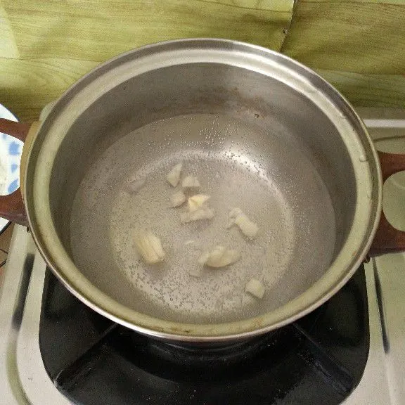 Rebus air dan bawang putih hingga mendidih serta aromanya harum.