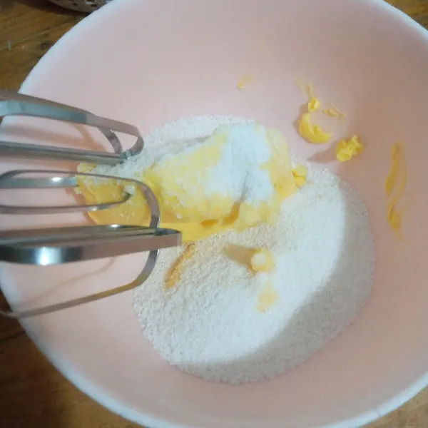 Mixer butter dan gula halus sebentar sampai asal rata saja.