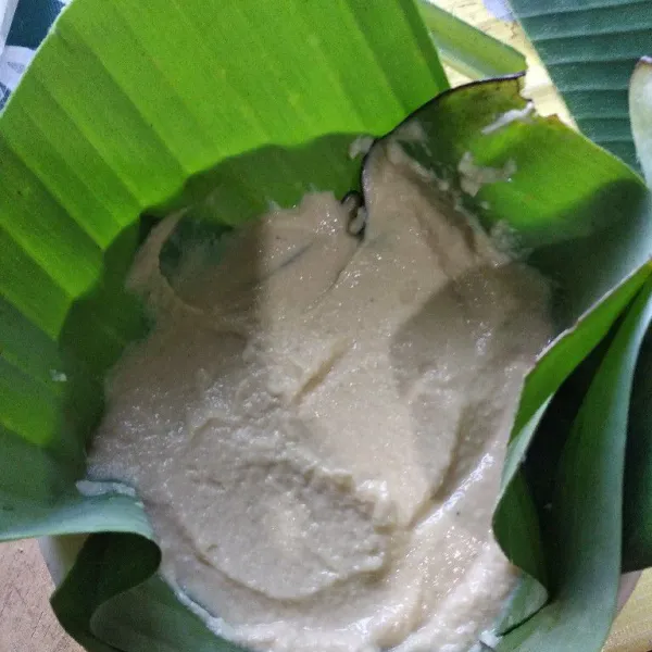 Tuang dalam mangkuk tahan panas dan dilapisi daun pisang. Atau bisa dibungkus dengan plastik tahan panas dan ditekan, kemudian ditali.