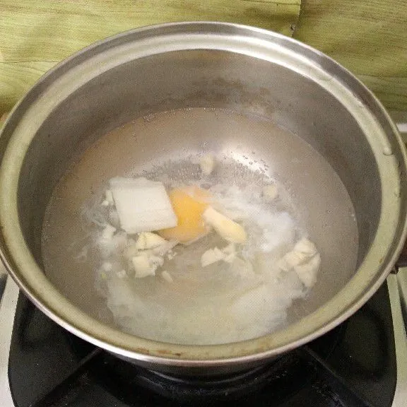Masukkan telur dan masak hingga telur matang.