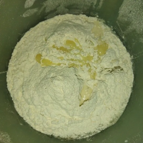 Lalu tambahkan tepung terigu sambil diayak, susu cair dan kental manis.