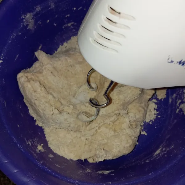 Campur tepung, gula pasir, ragi instan & air. Mixer sebentar sampai setengah rata.