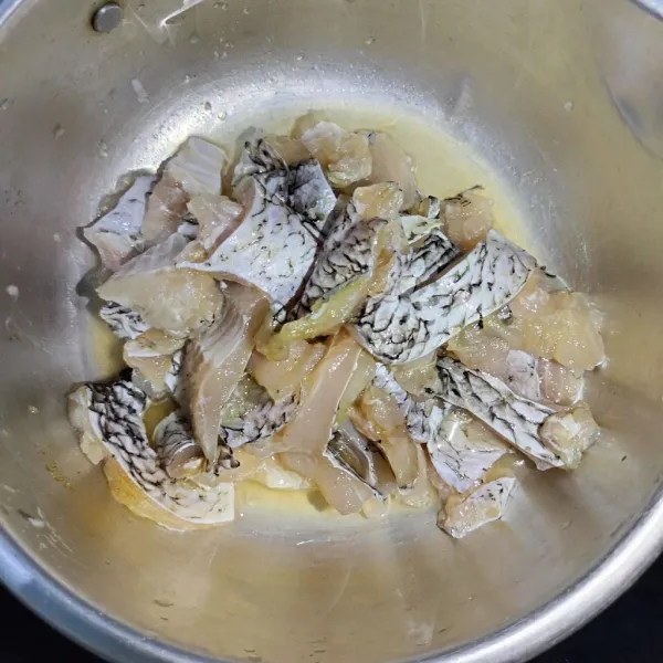 Langkah yang pertama cuci bersih ikannya lalu filed daging ikannya kemudian marinasi ikan guraminya dan tambahkan jeruk nipis.