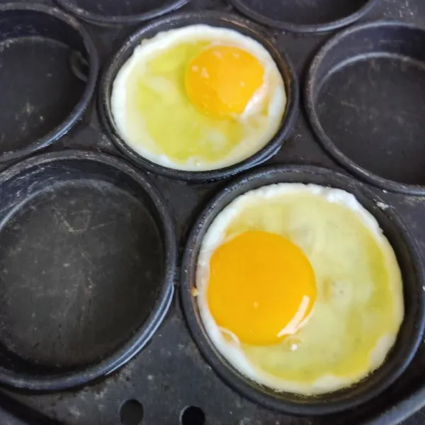 Lelehkan margarin, ceplok telur hingga matang.