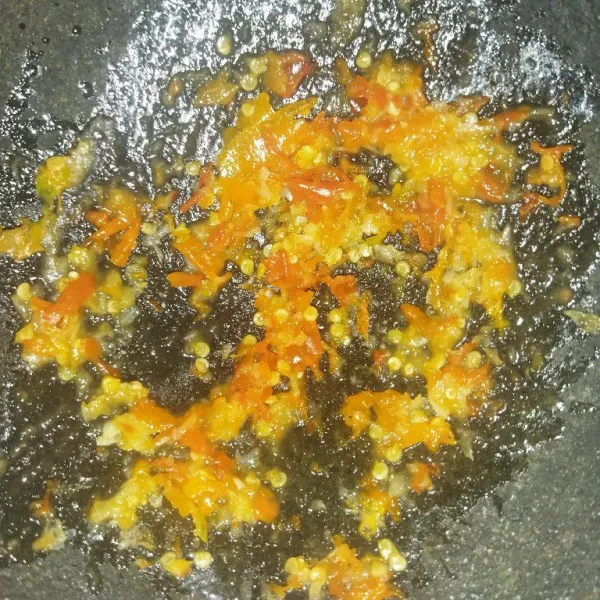 Sambal geprek: goreng cabe rawit dan bawang putih, lalu ulek, tambahkan garam.