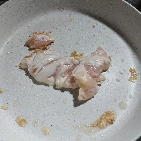 Masukkan ayam lalu tumis hingga ayam berubah warna.