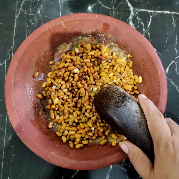 Tambahkan kacang tolo ulek setelah halus hingga tercampur dengan bumbu.