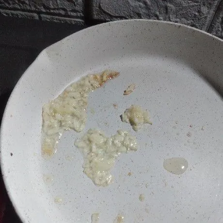 Panaskan 1 sdm minyak lalu tumis bawang putih hingga harum.