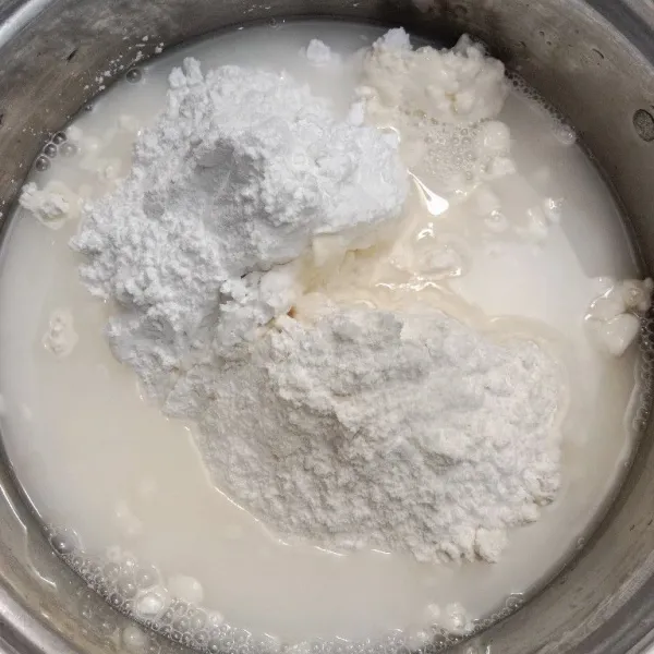 Campurkan bahan kulit (tepung terigu, garam dan tepung tapioka) dengan air sedikit demi sedikit supaya bisa diperkirakan kekentalannya.