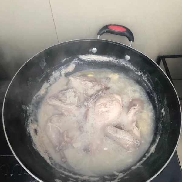 Rebus sampai seperti ini tunggu hingga air menyusut sampai ayam empuk.