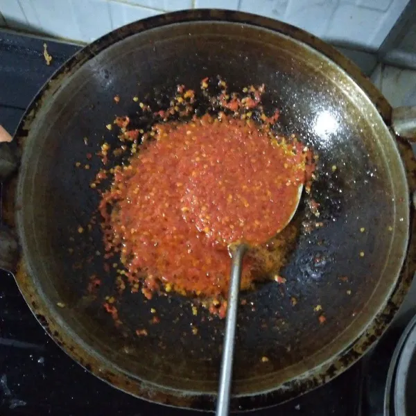 Goreng cabe dan beri perasan jeruk nipis.