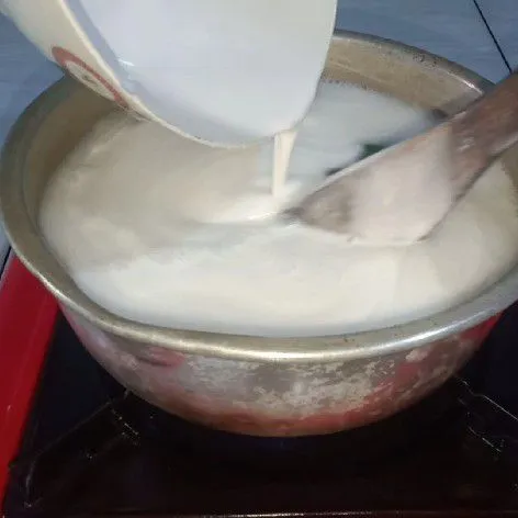 Masukkan larutan tepung beras ke air yang telah mendidih sambil terus diaduk, masak hingga mengental dan tidak berasa tepung.