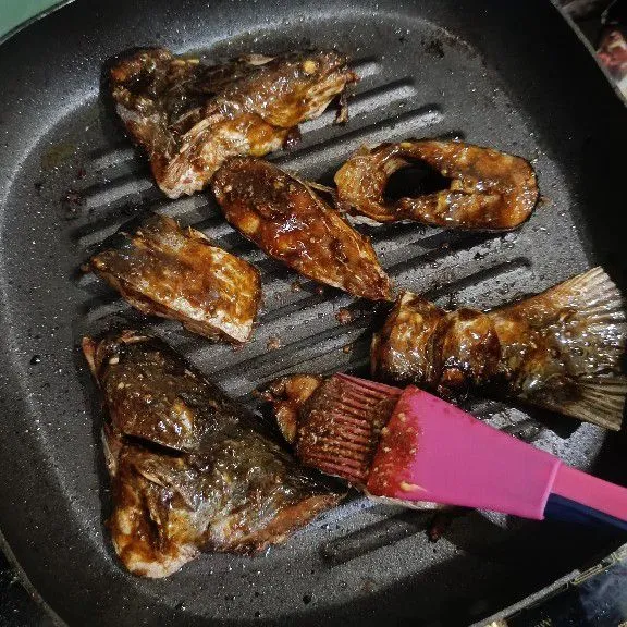 Bakar ikan patin sambil dioles oles dengan bumbu oles bakar hingga matang, angkat dan sajikan.