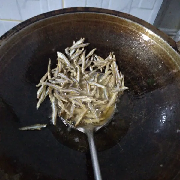 Goreng bada nasi dengan api kecil.