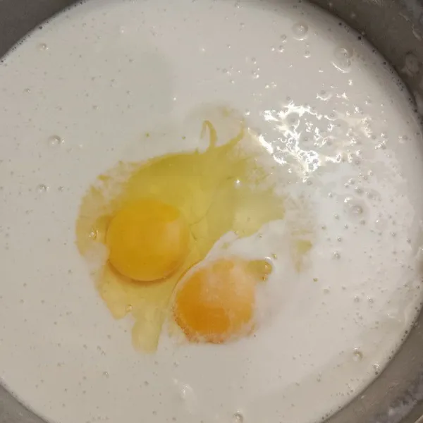 Masukkan 2 butir telur dan 40 ml minyak goreng. Aduk merata dan kemudian saring adonan supaya tidak bergerindil.