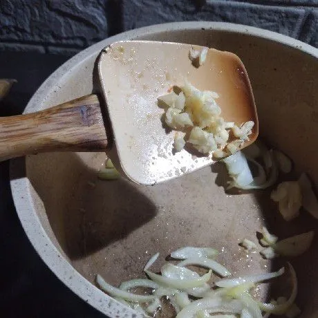 Tambahkan cincangan bawang putih, tumis hingga harum.