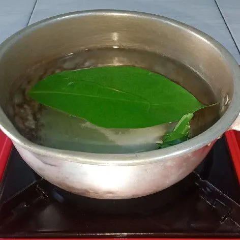 Dalam panci, tuang air, tambahkan garam, daun salam dan daun pandan, didihkan.