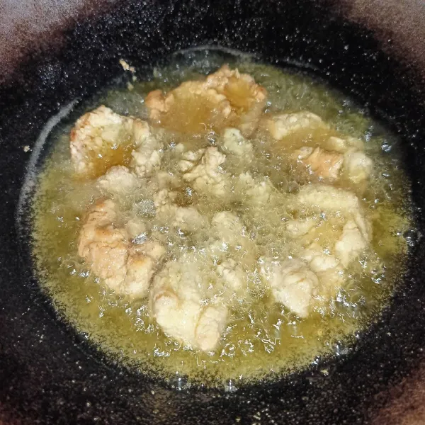 Kemudian goreng di minyak panas dengan api sedang sampai matang dan sedikit ke cokelatan.