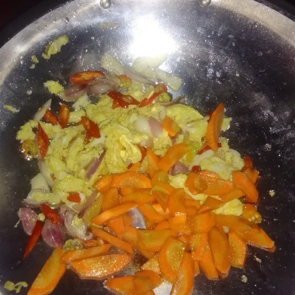 Masukkan wortel, tambahkan sedikit air masak sampai wortel agak matang.