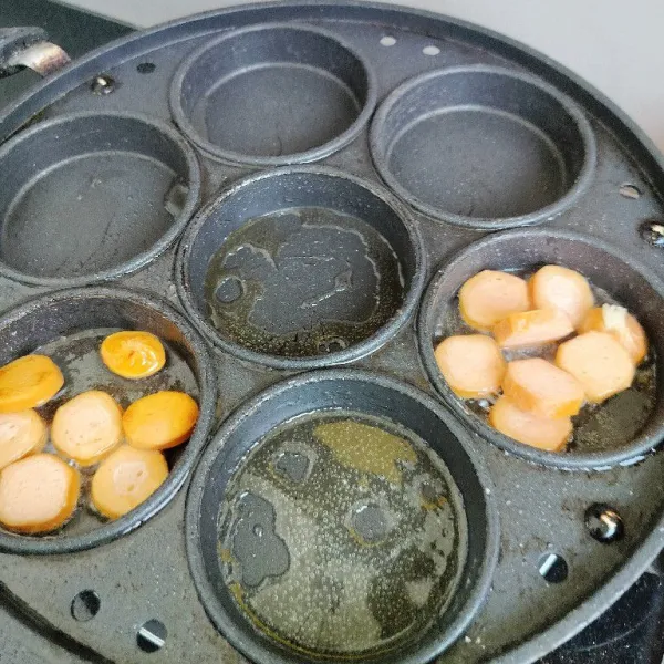 Potong-potong sosis, goreng diatas pan bekas telur tadi.