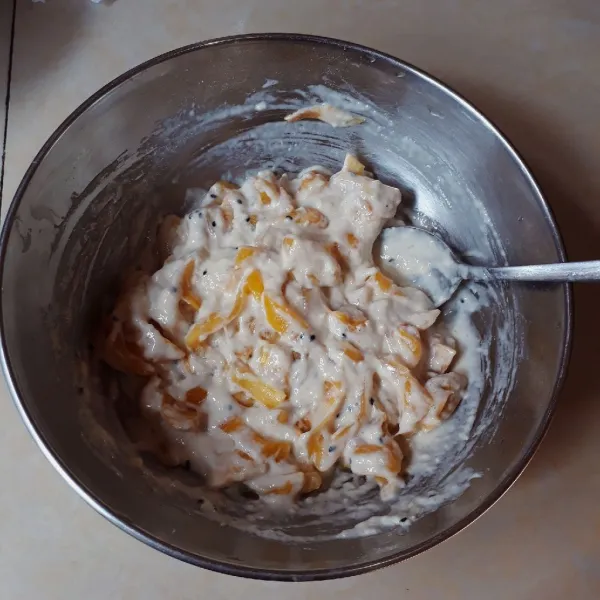 Masukkan nangka ke dalam adonan tepung, aduk rata.